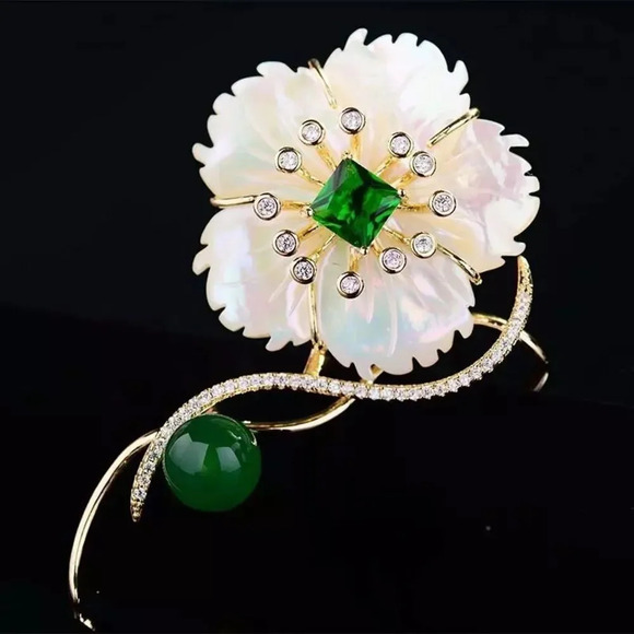 VQ Flower Brooch - Picture 3 of 6